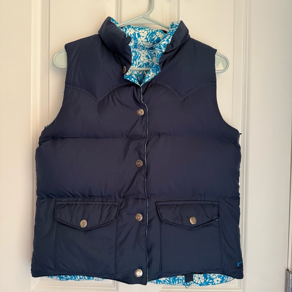 Women’s Navy Blue Reversible Puffer Vest. American Eagle. Used. Fall/Spring